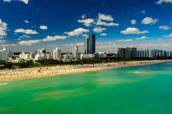 Zdjęcie lotnicze Miami Beach greenwater i błękitne niebo — Zdjęcie stockowe