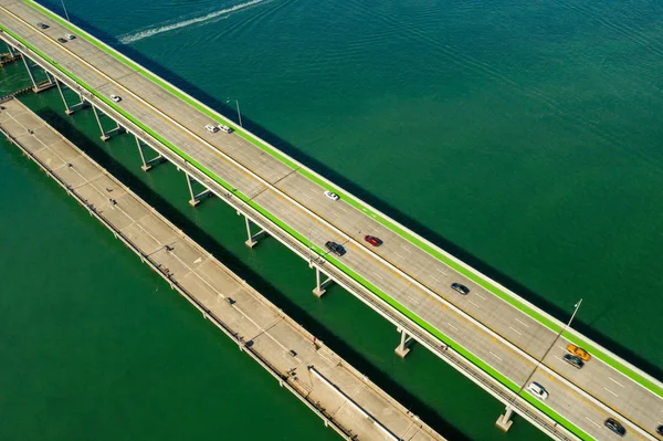 Fotografia aérea nova e velha ponte de Miami sobre a baía — Fotografia de Stock