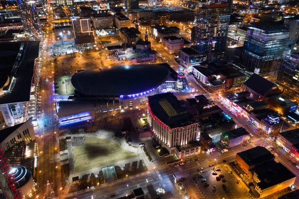 Bridgestone Arena Nashville Τενεσί νυχτερινή εναέρια φωτογραφία — Φωτογραφία Αρχείου