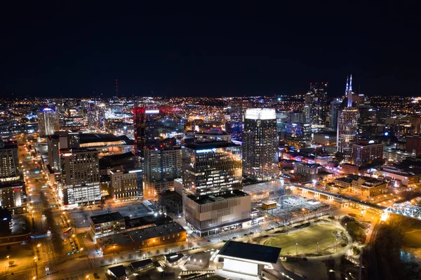 Nacht luchtfoto Downtown Nashville Tennessee stad lichten — Stockfoto
