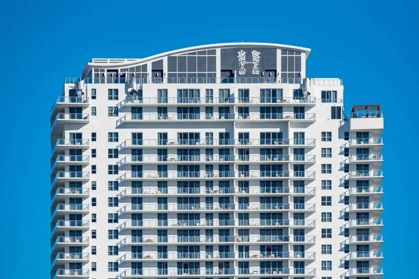 Hyde Beach Building Hallandale Floryda na błękitnym niebie — Zdjęcie stockowe