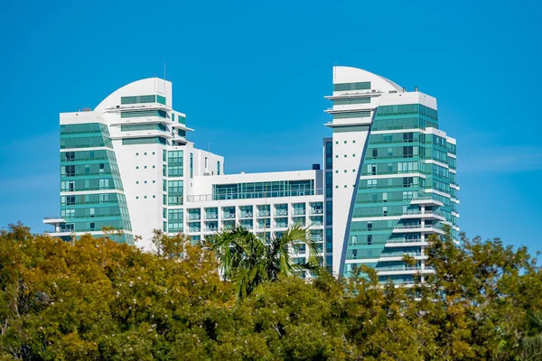 Hollywood Diplomat Resort with green trees in foreground and blu — стокове фото