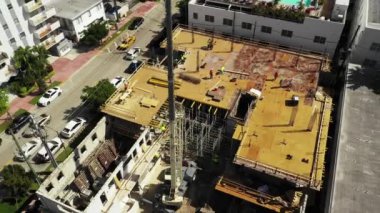 İş yerindeki adamlar havadan çekim yapıyor.