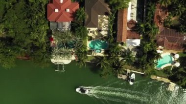 Miami teknesinin lüks malikanelerden geçişi.
