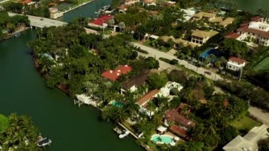 Malikanelere bakan hava görüntüleri sahildeki daireleri ortaya çıkarıyor.