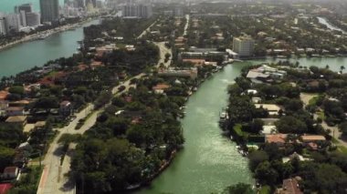 Nehir kıyısındaki Miami Plajı 'nda bir dizi lüks konak.