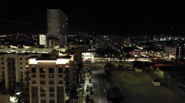 Gece görüntüsü Brightline İstasyonu Datura Caddesi Batı Palm Beach