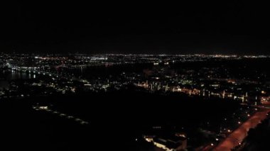 Havacılık şehri Batı Palm Beach FL 'i aydınlatıyor.