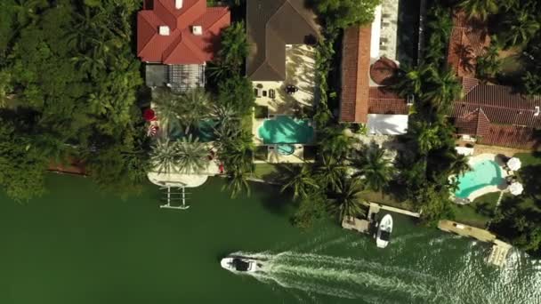 Aerial Video Miami Boat Passing Luxury Mansions — Stock Video