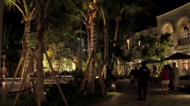 Batı Palm Beach FL gece görüntülerinde CityPlace 'te yürüyorum.