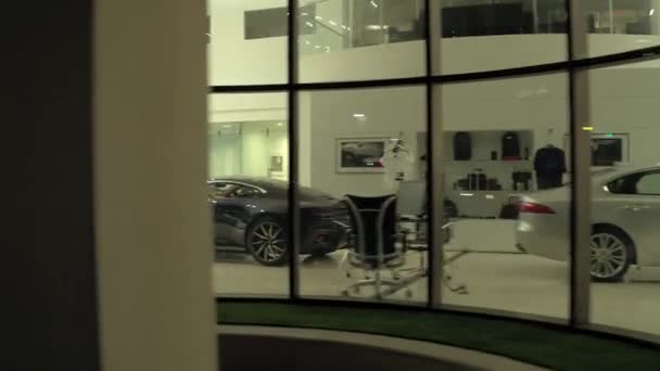 Luxus Autó Kereskedés Belső Kilátás Üvegablakon Keresztül Éjszaka Jaguar Aston — Stock videók