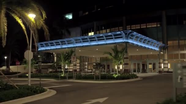 Kravis Center Performing Arts Valet Helling Entree Nacht Beelden — Stockvideo