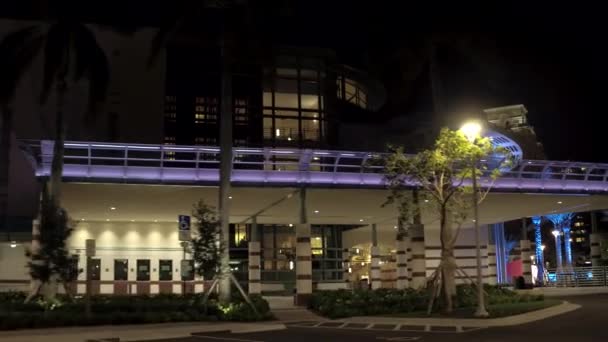 驾车进入西棕榈滩克拉维斯表演艺术中心 — 图库视频影像