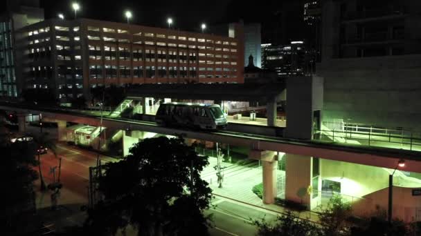 Miami Spårvagn Anländer Till Metrorail Plattform Station — Stockvideo