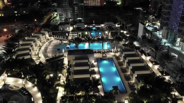 夜间航拍游泳池最高世界中心迈阿密4K — 图库视频影像