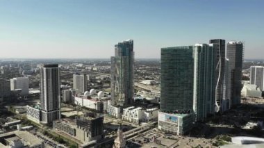 Miami Worldcenter Kulesi 'nde hava görüntüsü 4k
