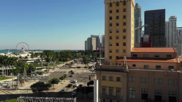 Freedom Tower Miami Över Bayside Skyviews Pariserhjul 2020 — Stockvideo