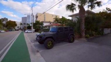 Hızlı pan video Jeep Wrangler büyük boy tekerleklerle kaldırıldı
