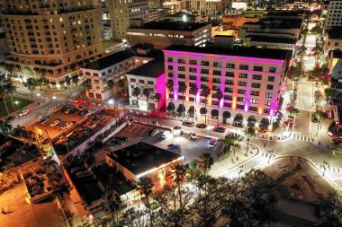 Gece görüntüsü Batı Palm Beach FL neon ışıkları