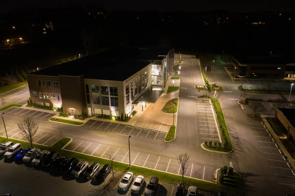 Edificio Oficinas Fotografía Aérea Estacionamiento Por Noche —  Fotos de Stock