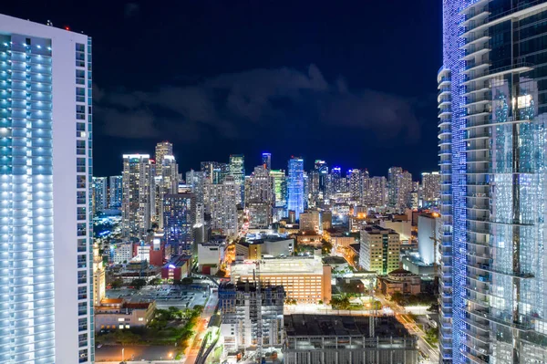 高さの高い塔の間のダウンタウンのマイアミの眺めは夜に点灯 — ストック写真