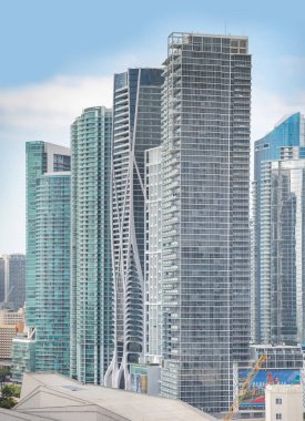 Hava dikey büyük ölçekli fotoğraf Miami Florida şehir merkezi gökdelenleri 2020 dolaylarında.