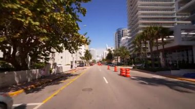  Miami Beach Collins Bulvarı 'nda bisiklet sürüyorum.