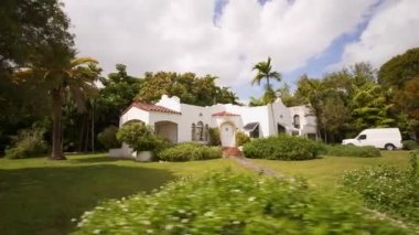 Garajlı 1920 'lerin İspanyol tarzı evi.