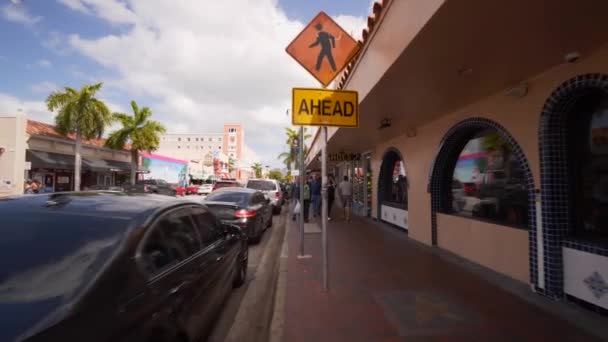 Turisti Punto Vista Piedi Calle Ocho Miami Marciapiede Stradale — Video Stock