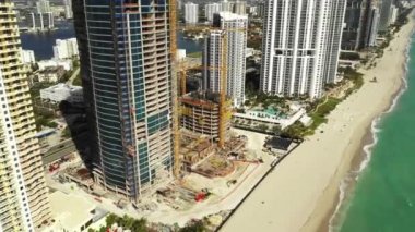 Hava çekimi Sunny Isles Sahilinin sahil yerleşim binaları