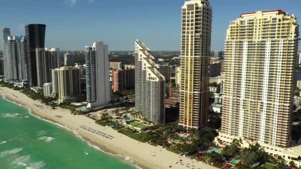 Flygfoto Dra Video Sunny Isles Beach Höghus Byggnad — Stockvideo