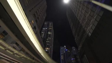 Gece Miami 'de metro raylarının altında