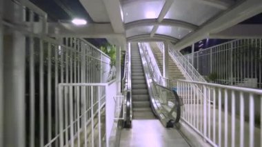 Miami Metro Tren Platformu 'nda yürüyen merdiven çıkıyor.