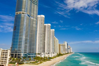 Sunny Isles Beach FL 'deki yüksek binalar.