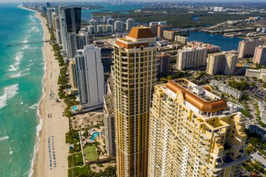 Sunny Isles Beach FL 'deki yüksek binaların tepeleri.
