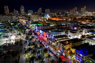Renkli neon ışıkları Miami Beach Ocean Drive hava manzaralı ABD