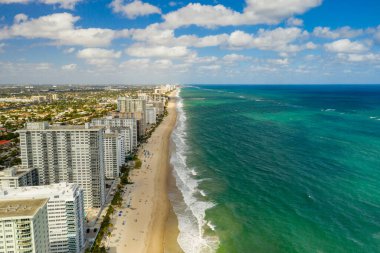 Hava fotoğrafı Galt Ocean Mile sahilde Fort Lauderdale FL 'de.
