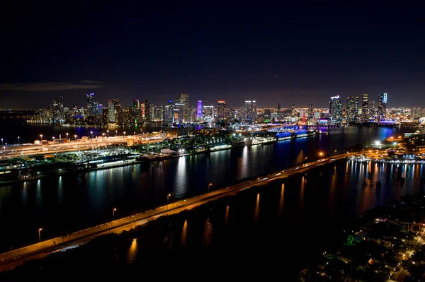 空中写真ダウンタウンマイアミ港の眺め — ストック写真