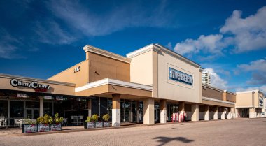 Rk Center Hallandale, Five Below ve Chimy Churry Grill restoranları da dahil.