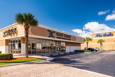 Doğu Yakası Mücevherat Dükkanı Sunny Isles Sahili Rk Merkezi 'ni izliyor.