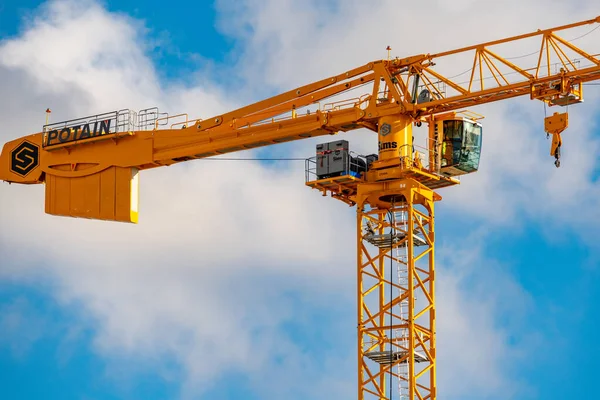 Moderne Sims Baukräne Wolkenverhangenen Blauen Himmel — Stockfoto