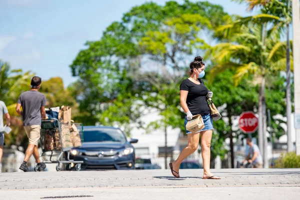 Person Wearing Mask Slow Spread Coronavirus Covid Exiting Whole Foods — Stock Photo, Image