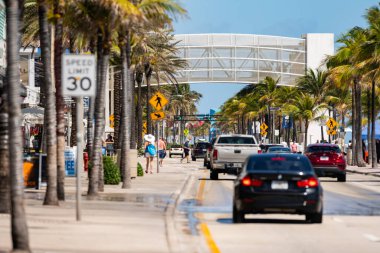 Fort Lauderdale Bahar Tatili 2020 plajı yavaş yayılan Coronavirüs turistleri için sadece A1A üzerinde yürüyebilirler.