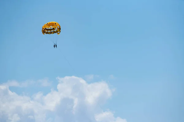 Menschen Parasailing Auf Einem Blauen Himmel Fort Lauderdale — Stockfoto