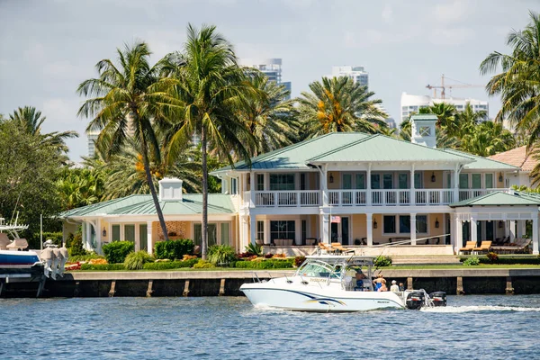 Gente Paseando Barco Por Mansiones Fort Lauderdale Usa — Foto de Stock