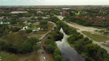 Coronavirus Covid 19 'un CB Smith Park Pembroke Park FL USA' da test edilmesini bekleyen araçlar..