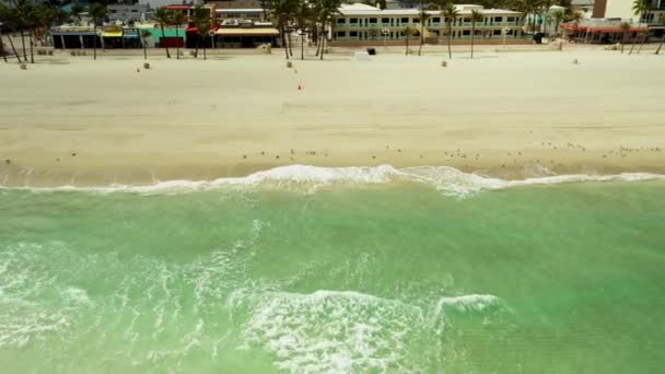 Ondas Batendo Praia Cena Verão Filmado Com Drone — Vídeo de Stock