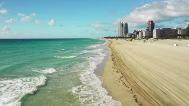 Низкая Антенна Над Волнами Падающими Пляже — стоковое видео