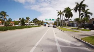 Hollywood Plajı 'na polis kontrol noktası. Florida hükümeti Coronavirus Covid 19' u yavaşlattı.