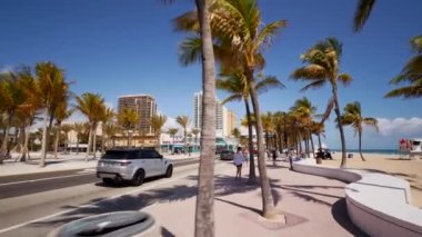 Hareket videosu, sahil kapanışı sırasında Las Olas Bulvarı Fort Lauderdale 'in Coronavirus Covid 19' u yavaşlattığını gösteriyor.